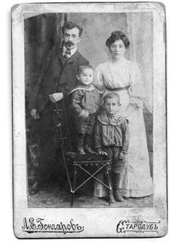 Pictured: Laurence and Stanley Slutsker, with parents David and Sima